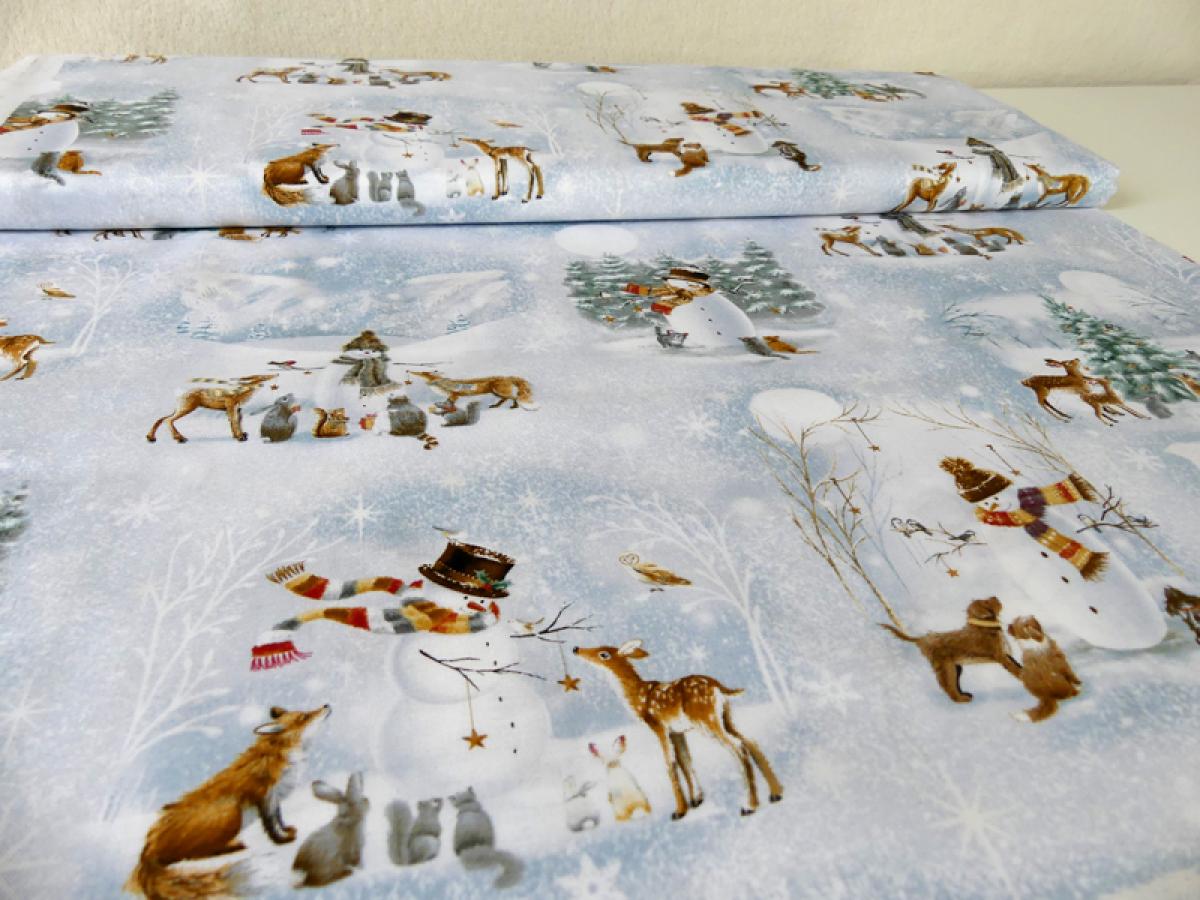 Patchworkstoff Woodland Friends mit Schneemännern und Waldtieren auf einem hellblau marmorierten Untergrund Detailansich mit Schneemann und Tiere weitere Perspektive